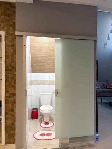 a bathroom with a white toilet in a room at Casa completa para cop 30 in Belém