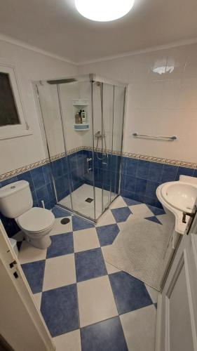 a bathroom with a shower and a toilet and a sink at Paralelos Moledo Beach Suite in Moledo