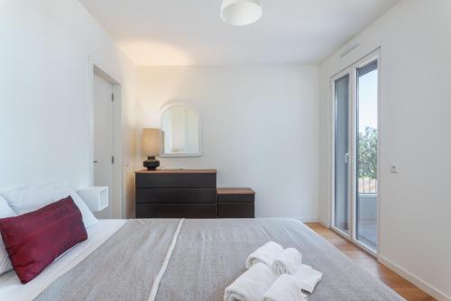 Forte 2BDR w Pool, AC, Gym, Garage & 5 mins to Beach