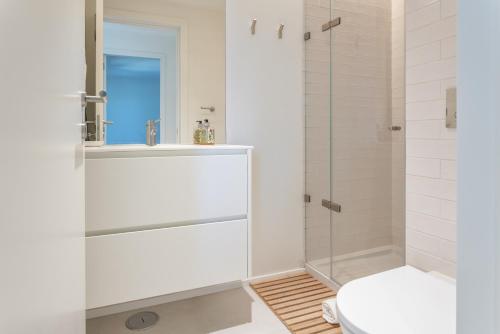 Forte 2BDR w Pool, AC, Gym, Garage & 5 mins to Beach