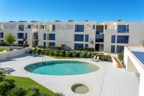 Forte 2BDR w Pool, AC, Gym, Garage & 5 mins to Beach