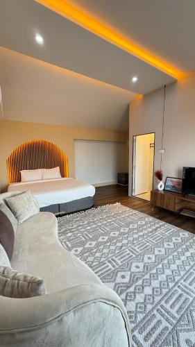 a large bedroom with a bed and a rug at أكواخ الأصاله in Junayz ash Shamālī