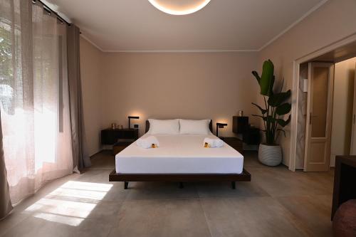 um quarto com uma cama branca e uma janela grande em Casa Luce Como em Como