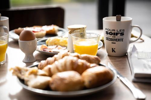 ボーヌにあるキリヤード ボーヌのテーブル(朝食用の食材、オレンジジュース付)