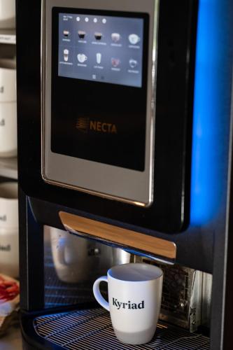 ボーヌにあるキリヤード ボーヌの棚の上にコーヒーカップが置かれた電子レンジ