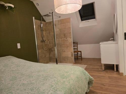 En eller flere senge i et værelse på Petit Gîte Quartot REVILLE