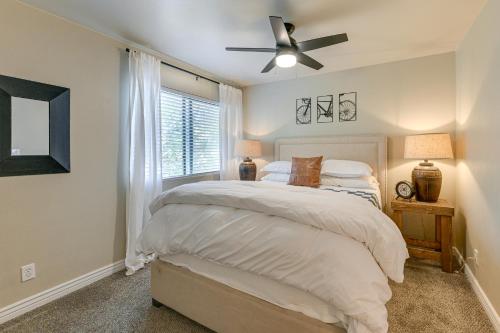 Ένα ή περισσότερα κρεβάτια σε δωμάτιο στο Near Central Dtwn Flagstaff! Chic Condo