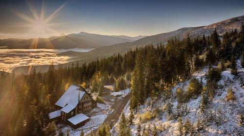 an aerial view of a house in the snow at Міні-готель Файна файта in Dragobrat