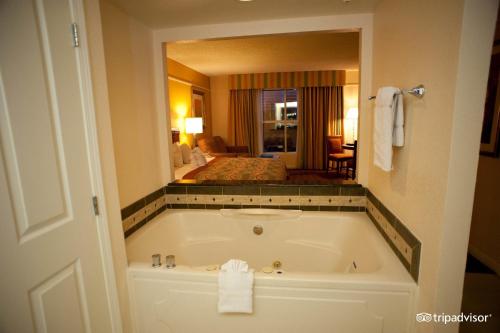 Koupelna v ubytování Hilton Flamingo HGV Resort & Casino, FORMULA 1 LAS VEGAS GRAND PRIX on the Strip