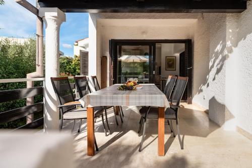 Family house with swimming pool and secluded garden - by TRAVELER tourist agency - ID 2687