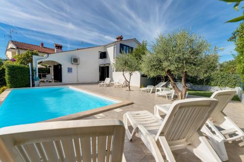 Family house with swimming pool and secluded garden - by TRAVELER tourist agency - ID 2687