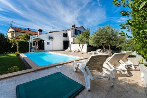 Family house with swimming pool and secluded garden - by TRAVELER tourist agency - ID 2687