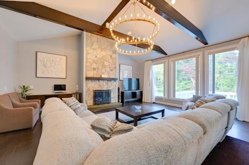 Φωτογραφία από το άλμπουμ του High-End Estate in Norwalk Quiet and Spacious! σε New Canaan