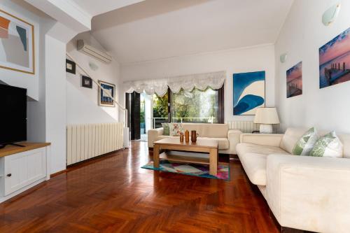 Family house with swimming pool and secluded garden - by TRAVELER tourist agency - ID 2687