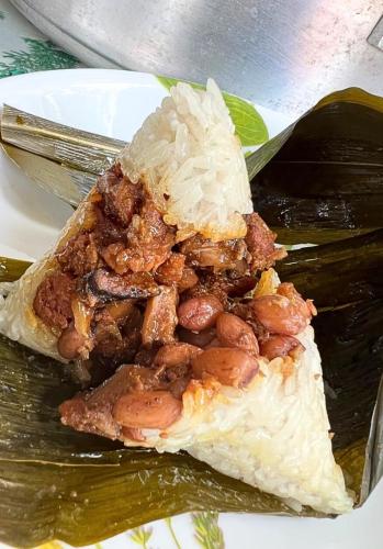 Un trozo de comida con nueces en un plato. en Home Suite Home Singkawang, en Singkawang