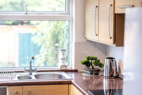 Köök või kööginurk majutusasutuses Wivelsfield Retreat- Modern & Spacious Home