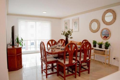 a dining room with a table and chairs at 3BR Sn Rafael CDMX metro, mercado, Reforma, Zócalo in Mexico City