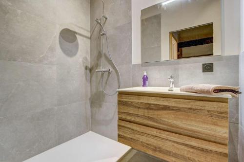 ein Badezimmer mit Dusche und Waschbecken in der Unterkunft Escapade luxueuse avec jacuzzi et sauna au cœur du domaine des Portes du Soleil in Montriond