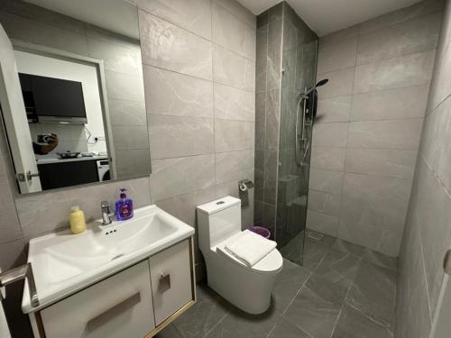 un bagno con wc, lavandino e doccia di Majestic Residence KlCC AT FAMA a Kuala Lumpur