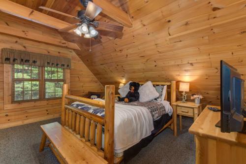 Giường trong phòng chung tại Appalachian Joy By Avada Properties