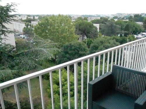 En balkon eller terrasse på Bel appartement calme proche centre