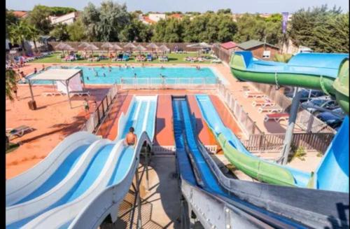 Bazén v ubytování Mobil Home Camping La Palmeraie nebo v jeho okolí