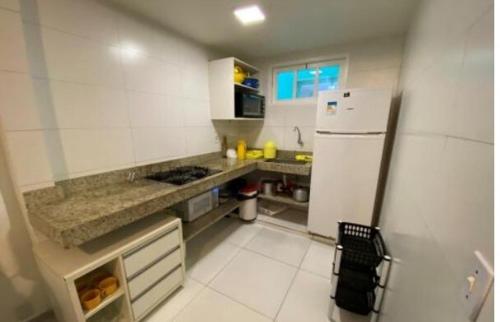 una cucina con un frigorifero bianco e un lavello di Golden Dolphin Taperapuan Apt 529 a Porto Seguro