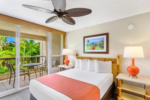 Maui Banyan Vacation Club في ويليا: غرفة نوم مع سرير وشرفة