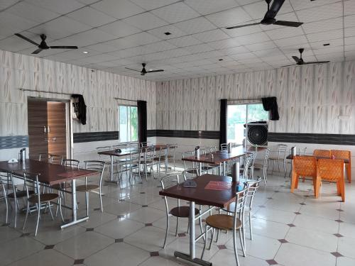 Μια τηλεόραση ή/και κέντρο ψυχαγωγίας στο Hotel Sukhsagar khatushyamji