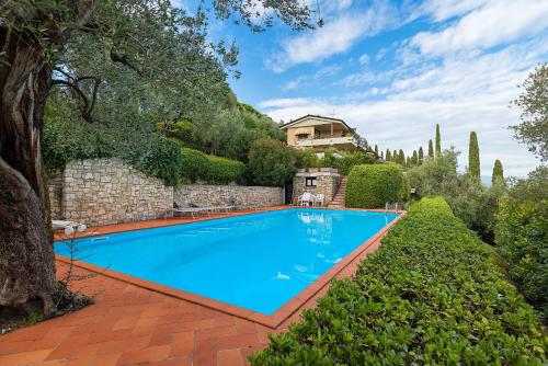 ein Swimmingpool in einem Hof mit einem Haus in der Unterkunft La Baia2, Lake View, Quiet in Padenghe sul Garda