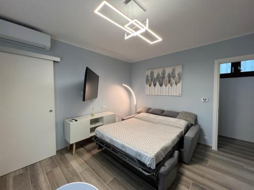 une chambre avec un lit et une télévision dans l'établissement Casa Duilia Historic Center, à Padenghe sul Garda