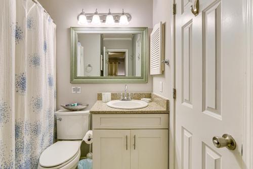 Koupelna v ubytování Steps to Beach Family-Friendly HHI Condo with Pool