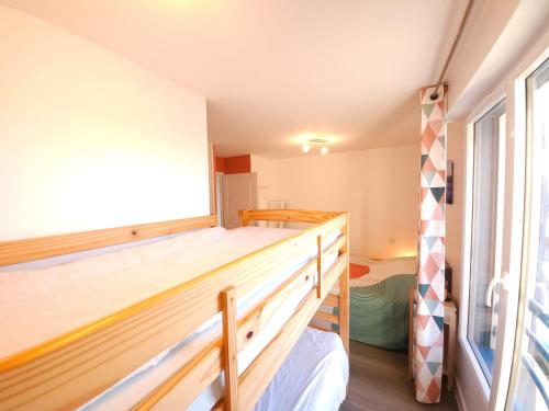 ein kleines Zimmer mit einem Bett und einem Fenster in der Unterkunft Résidence Brise de Mer - 1 in Port Nayalo