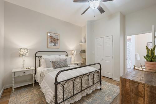 大学城Studio Stylish 2BR and Fenced Yard的一间卧室，里面有一张床和一个吊扇