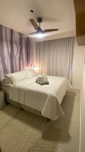 ein Schlafzimmer mit einem Bett mit Deckenventilator in der Unterkunft Ap Conforto 1002 - On São Mateus ar cond in Juiz de Fora