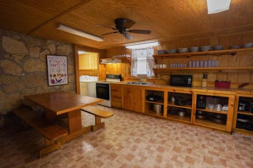 コンカンにあるCypress Villa 2のキッチン(木製キャビネット、木製テーブル付)