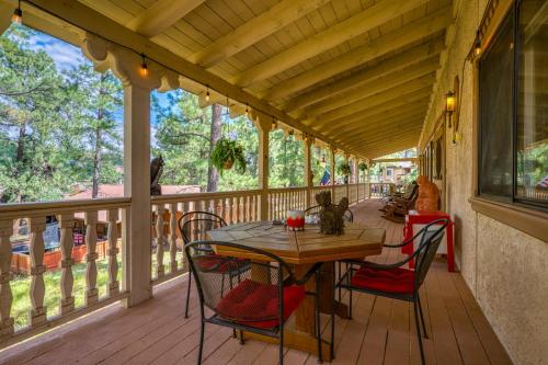 Μπαλκόνι ή βεράντα στο Wooded Mountain Retreat with Decks and Fireplace