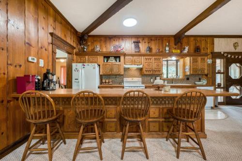 Η κουζίνα ή μικρή κουζίνα στο Wooded Mountain Retreat with Decks and Fireplace