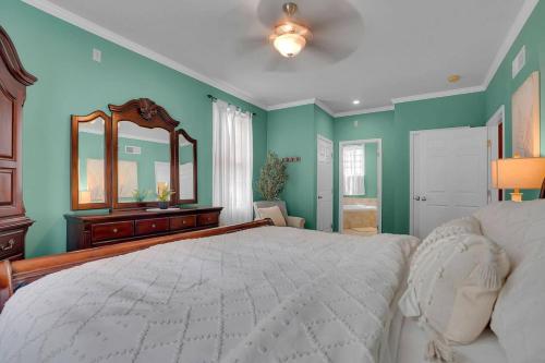 una camera da letto con un letto grande e uno specchio di Happy Trails House a Liverpool