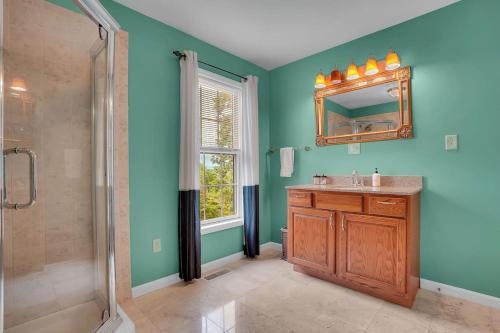 un bagno con doccia, lavandino e specchio di Happy Trails House a Liverpool