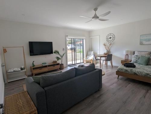 TV a/nebo společenská místnost v ubytování The Duck House Rural and close to main town