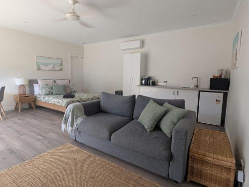 Posezení v ubytování The Duck House Rural and close to main town