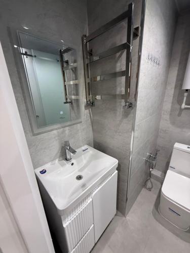 Ένα μπάνιο στο Квартира студио