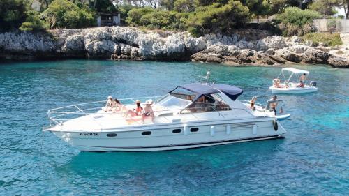 Boat with Jacuzzi - Bateau avec Jacuzzi