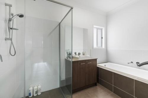 Koupelna v ubytování Brand New Convenient Family Home with Workspace