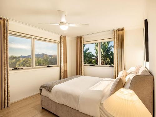 een slaapkamer met een groot bed en twee ramen bij Elegant 5BR Family Home Modern Comfort in Rochedale in Rochedale