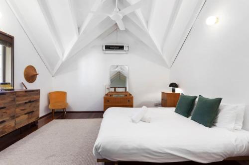 Ένα ή περισσότερα κρεβάτια σε δωμάτιο στο The Freo Stables - 2 BR Stylish Stay