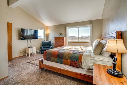 Postel nebo postele na pokoji v ubytování Multi-Level Haven with Hot Tub! 3 Mi to Lake Dillon