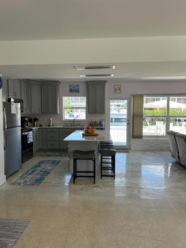 Una cocina y una sala de estar con mesa y sillas. en Comfortable, Spacious 3-BR, 2-BA-1 level home- DEEP dock on canal, Islamorada, en Islamorada