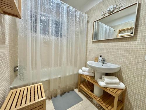 Un baño con lavabo, ducha y espejo. en Apartamento LiLi Beach, en Candelaria
